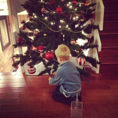 Adrien hilft schmücken // Adrien helping to decorate the tree